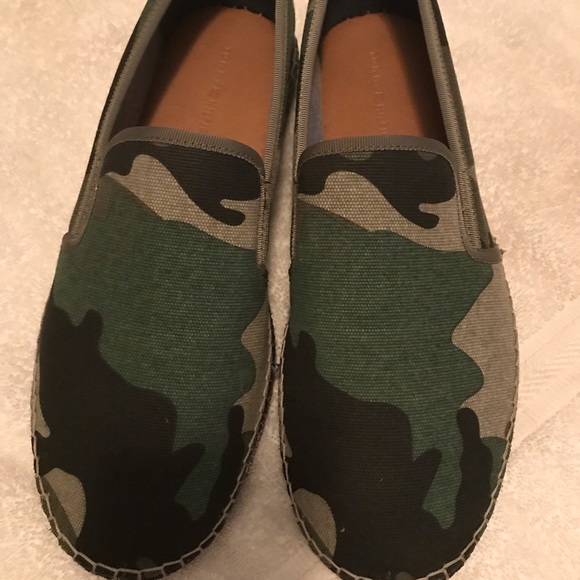 tommy hilfiger water shoes